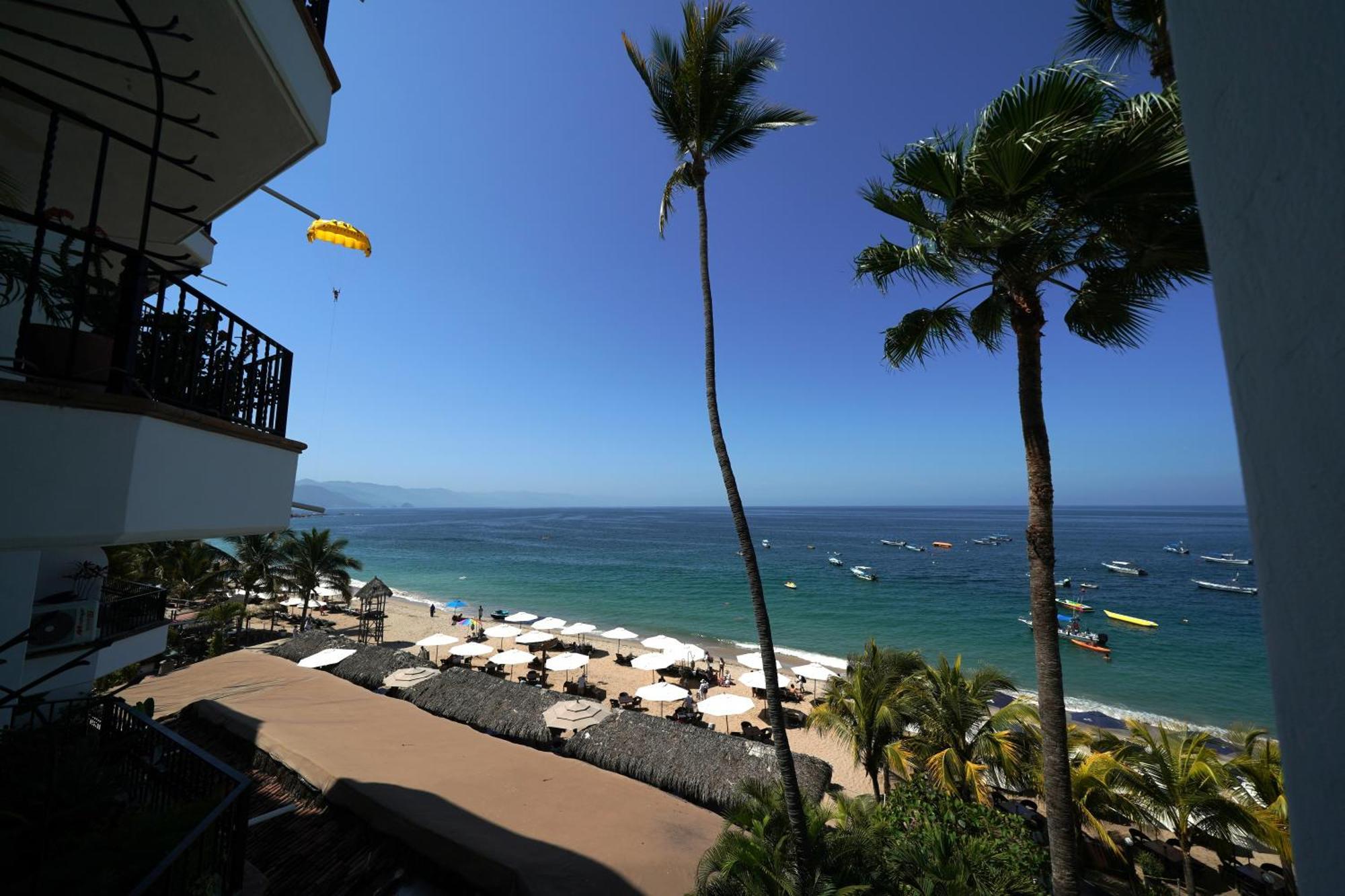 Emperador Vallarta Beachfront Hotel And Suites Puerto Vallarta Bagian luar foto